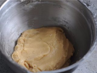 3、红豆月饼,用刮刀拌匀成团，静置30分钟