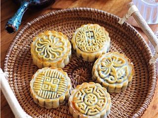 13、红豆月饼,刷上蛋黄，入烤箱，180度烤15分钟至表面微微变黄即可