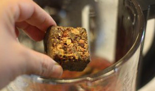 2、【蛋黄酥】,把三分之一的红小豆和1小块玫瑰花红糖以及500毫升水放进破壁机里，按下破壁机的粗粮米糊功能键