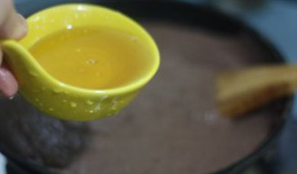 5、【蛋黄酥】,【蛋黄酥馅料做法】：咸蛋黄我用新鲜的咸鸭蛋，一个个敲出咸蛋黄，咸蛋黄用白酒浸泡10分钟