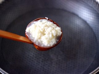 3、雪梨年糕黑糖酒酿羹,锅中倒入适量的清水，先放入酒酿。