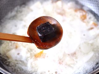 7、雪梨年糕黑糖酒酿羹,这个时候放入黑糖。