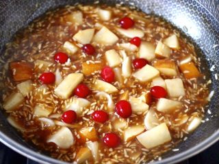 11、雪梨年糕黑糖酒酿羹,放入新鲜蓝莓，煮1分钟后即可关火。