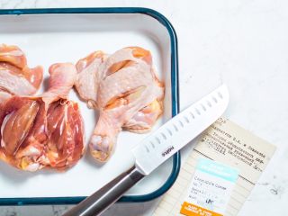 1、快手零失败的圣诞菜 蜜糖烤鸡翅+柠檬烤鸡,将鸡腿洗净、表面切几刀 方便入味