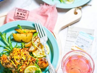 2、快手零失败的圣诞菜 蜜糖烤鸡翅+柠檬烤鸡,将烤好的鸡腿和土豆蔬菜装盘即可，开吃！(或者直接分开吃也行啦)