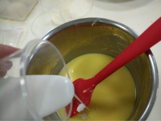 2、冰皮月饼,如图依次加入椰浆