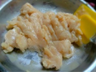 12、冰皮月饼,如图取出凉至不烫手时揉成光滑的面团放冰箱冷藏1小时