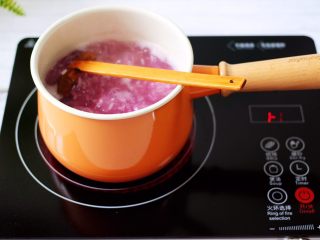 9、紫薯双米草莓粥,继续用中火炖煮至紫薯熟透变软。