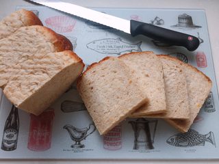 1、快手健康早餐,自制玉米燕麦粒吐司切片，喜欢脆一点的用吐司炉烤一下