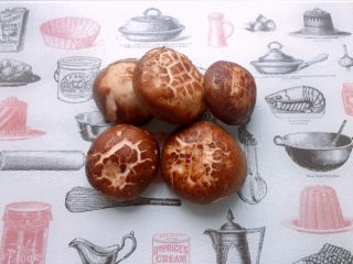 2、快手健康早餐,香菇去蒂洗净，表面有裂纹的花香菇肉头更厚哦