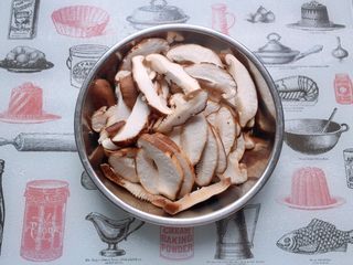3、快手健康早餐,香菇切片备用