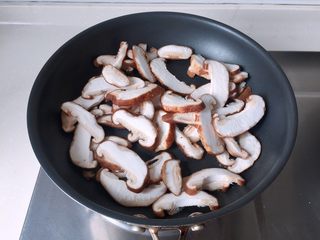 5、快手健康早餐,锅中放入适量油，烧热后放入香菇片