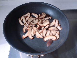 6、快手健康早餐,香菇炒熟盛出备用