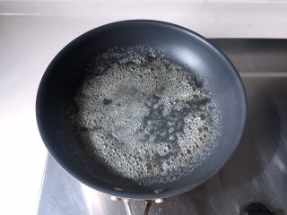 7、快手健康早餐,锅中放入黄油小火融化