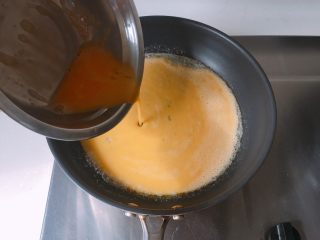 8、快手健康早餐,倒入蛋液，先不要炒