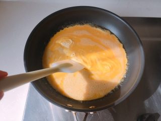 9、快手健康早餐,等底部凝结一层后用硅胶铲推到一边