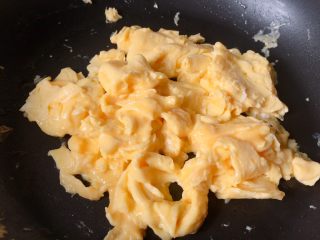 12、快手健康早餐,关火，将鸡蛋划散，如图状态，表面还有些湿润时就要盛出了，不然会干