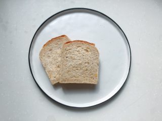 13、快手健康早餐,吐司放入盘中