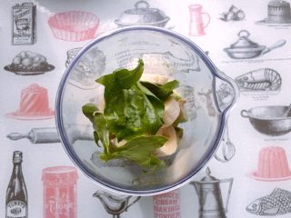 16、快手健康早餐,牛油果、香蕉和菠菜叶放入搅拌杯中