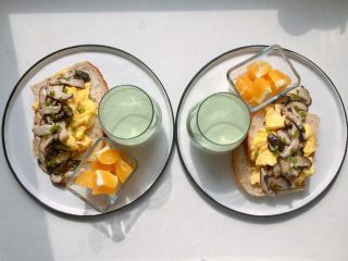 18、快手健康早餐,最后装盘，在香菇上撒少许葱花做点缀即可