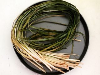 3、北方传统粽子,把马莲清洗干净，捞出来