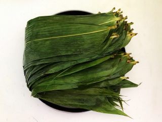 4、北方传统粽子,把粽子叶清洗干净，捞出来