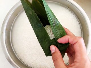 11、北方传统粽子,然后把粽子两边往中间卷过来
