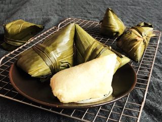 23、北方传统粽子,我妈妈就喜欢吃北方传统的素粽子，所以这次包的都是白白的素粽子，清香软糯，味道醇厚，口感劲道，吃的时候可以蘸点白糖，香甜软糯的粽子好吃到停不下来~