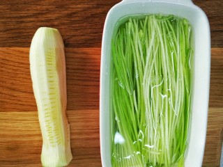 5、捞汁西葫芦,西葫芦的心不要，其余细丝泡入纯净冰水中10分钟左右
