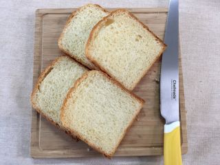 2、#吐司新吃法之五#三明治寿司,吐司切片，尽量厚薄要均匀