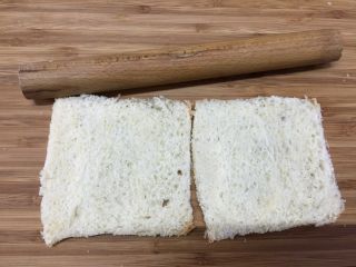 4、#吐司新吃法之五#三明治寿司,用擀面杖擀压吐司片，使其紧实扁平