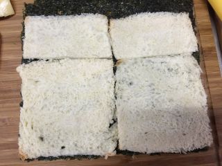 9、#吐司新吃法之五#三明治寿司,紫菜放置在竹帘上，吐司片在紫菜上