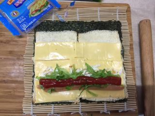 11、#吐司新吃法之五#三明治寿司,随后放入馅料，挤上适量的番茄酱