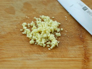 4、奶油蘑菇培根意面,大蒜剁成蒜末备用