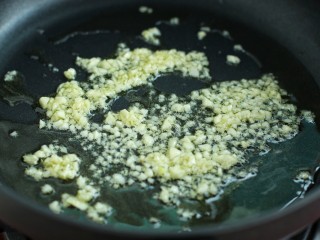 6、奶油蘑菇培根意面,利用煮意面的时间炒酱:锅中放橄榄油烧热后，将蒜末用小火炒香