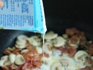 9、奶油蘑菇培根意面,倒入淡奶油