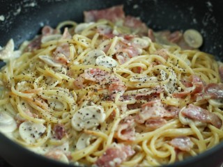 13、奶油蘑菇培根意面,撒上黑胡椒碎关火即可