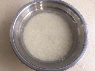 1、咸蛋肉粽,把糯米浸泡6小时以上。