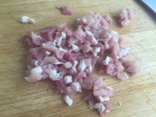 2、咸蛋肉粽,把肉切成小丁，越小越好。