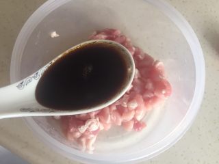 3、咸蛋肉粽,加入1勺生抽，半勺黄酒、半勺老抽，拌匀。