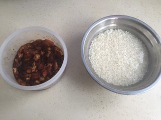 5、咸蛋肉粽,等米涨好后，滤去多余的水。和肉混在一起。