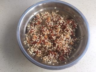 6、咸蛋肉粽,拌匀继续腌制半小时。