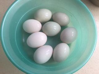 7、咸蛋肉粽,洗净八个咸蛋（我这个咸蛋个个大的出奇）