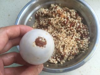 10、咸蛋肉粽,把肉和米塞进洞口，塞满为止。