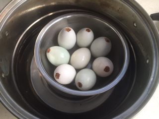 12、咸蛋肉粽,蒸锅里放入半锅水，把蛋粽放在深的打蛋盆里。然后盆放进水里，隔水蒸。