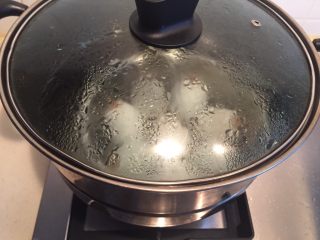 13、咸蛋肉粽,水开后小火蒸2小时。