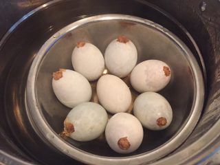 14、咸蛋肉粽,开锅。里面的粽子都膨胀出来了。