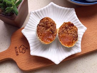 15、咸蛋肉粽,直接切开，简单粗暴。美不？我就问一句！