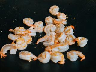 2、虾仁炒饭,大火热锅加2勺油。把处理好的虾仁炒熟。