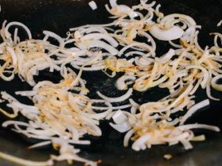 3、虾仁炒饭,洋葱切细丝, 大火热锅加2勺油。把洋葱炒软。